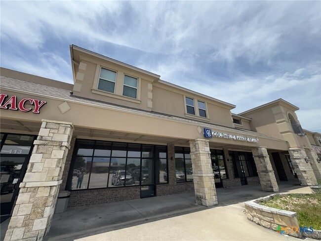 Building Photo - 2710 S Clear Creek Rd