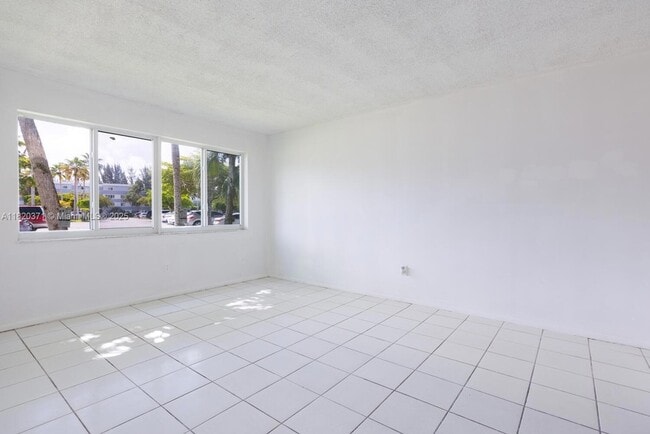 Building Photo - 14850 Naranja Lakes Blvd