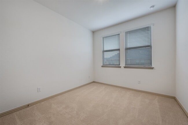 Building Photo - 512 Parkside Dr