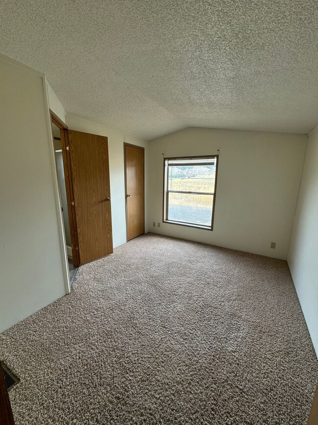 Building Photo - Pet Friendly 2bdrm, 2 bath home in the Cou...