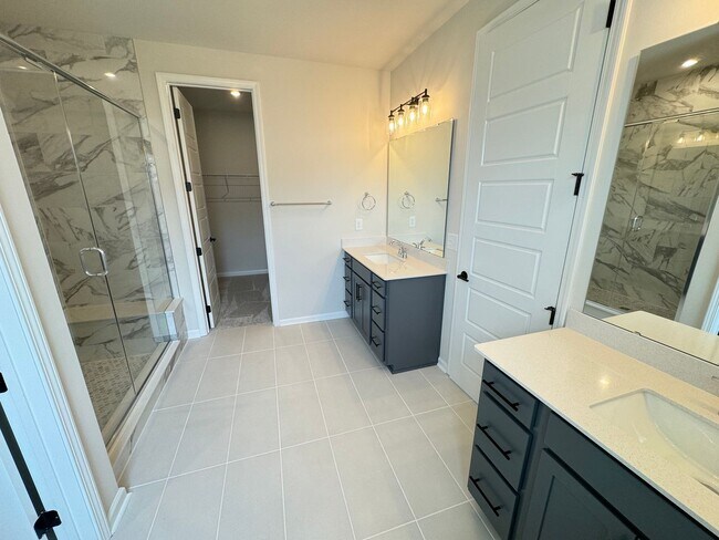 Building Photo - Built in 2024 End Unit with very convenien...