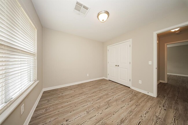 Building Photo - 9423 Peachtree Ln