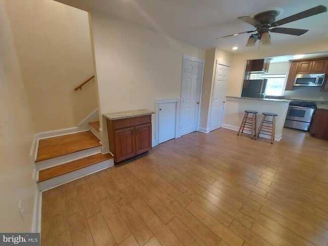 Building Photo - 611 60th Pl