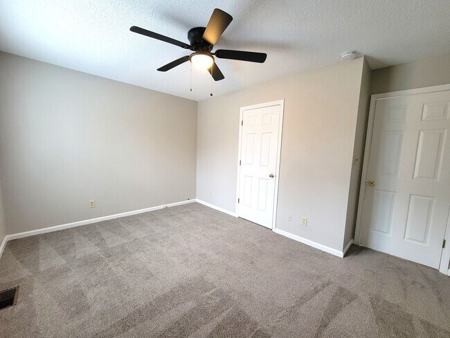 Building Photo - Large 2 Story Near The Airport and I-485