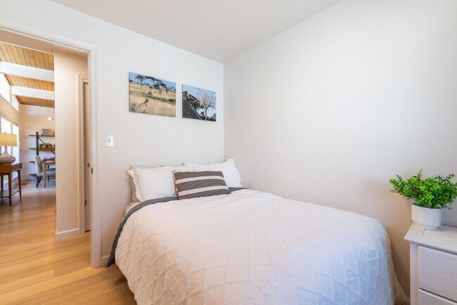 Building Photo - 4bd/1.75ba Shoreline Home