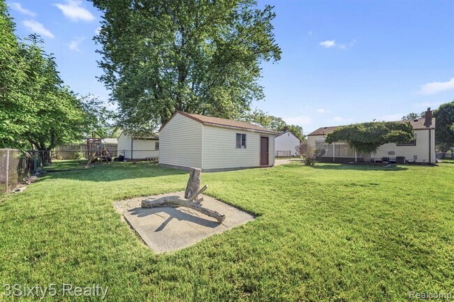 Building Photo - 5048 Glenis St