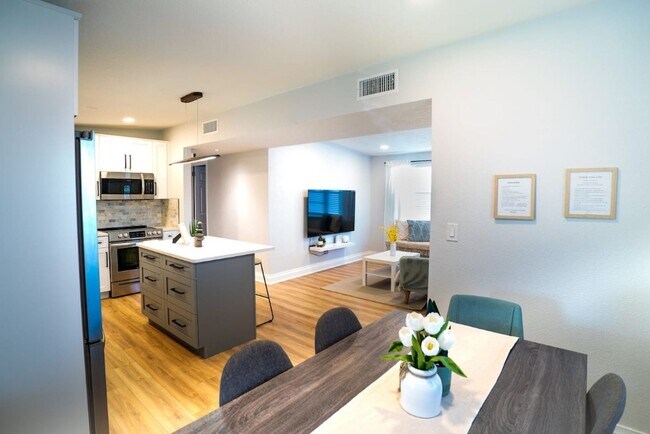 Building Photo - Chic & Stylish  Central location