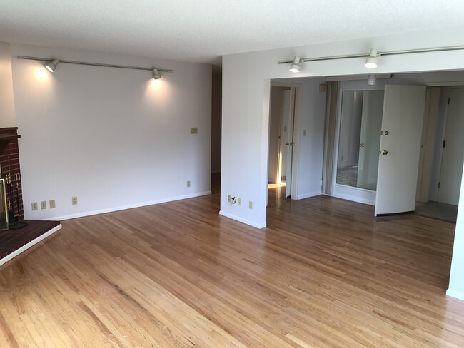 Building Photo - Beautiful House with Hardwood Floors & Gra...