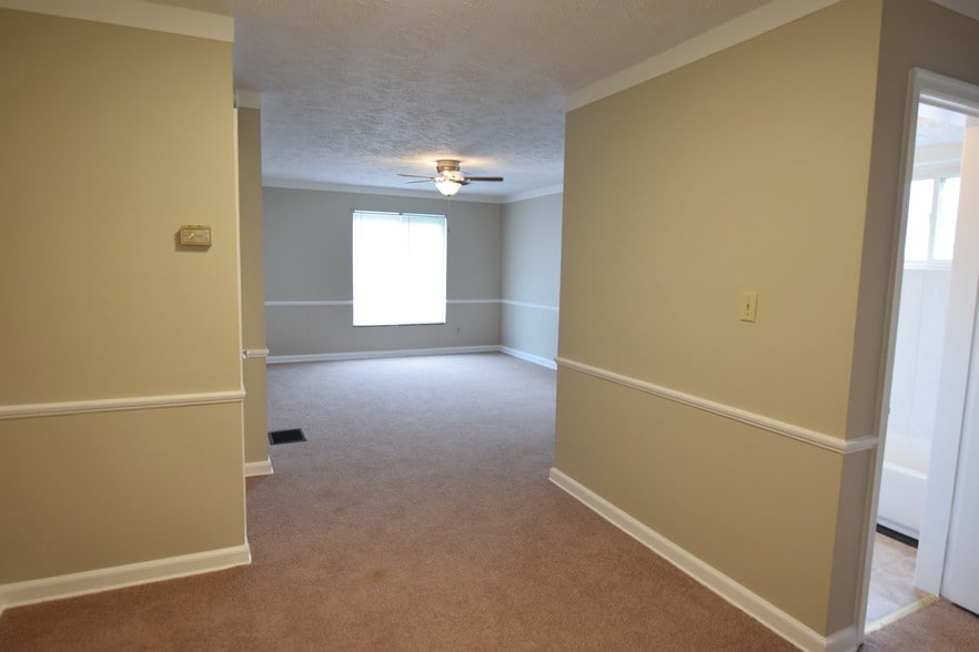 Living and Dining Room - Mount Vernon Arms