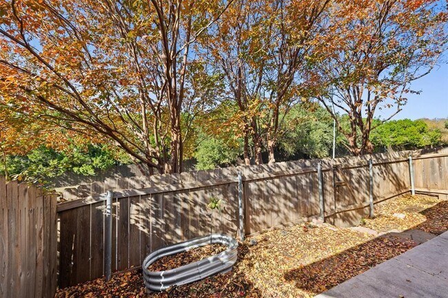 Building Photo - 1015 E Yager Ln