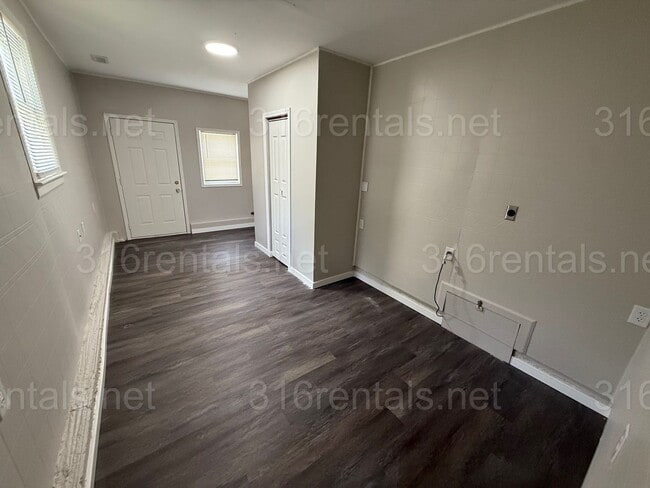 Building Photo - $1345 - 4 bedroom / 2 bathroom - Beautiful...
