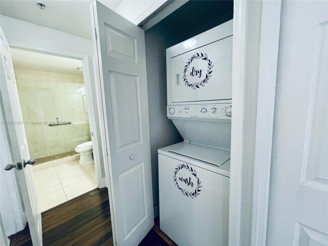 Building Photo - 6560 NW 114th Ave