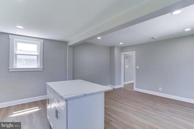 Building Photo - 1227 Tyler Ave