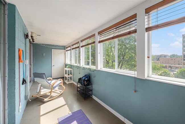Building Photo - Spacious 1 bedroom home in the heart of Ha...