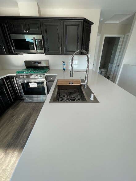 Building Photo - 900 W Graham Ave