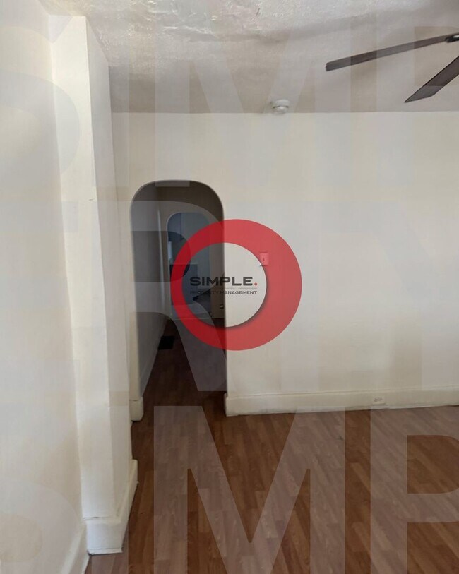 Building Photo - Great Location