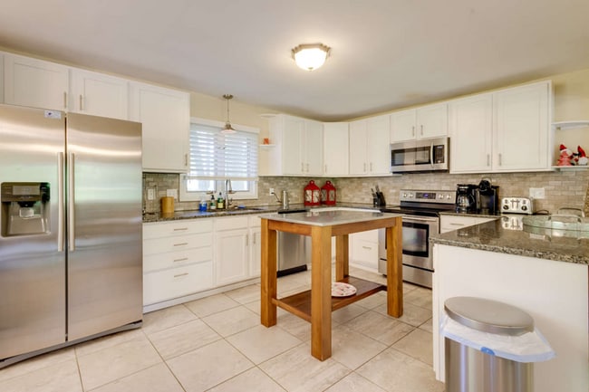 Building Photo - Kerry Lake