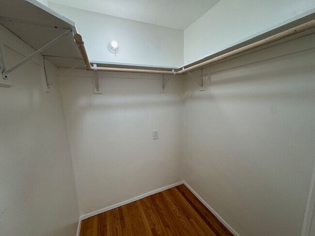 Building Photo - Charming Meets Modern – Renovated 2 Bed / ...