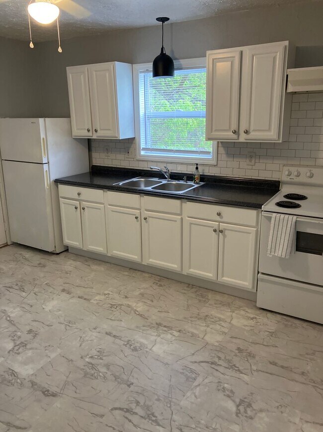 Building Photo - 1226 Martin Cir