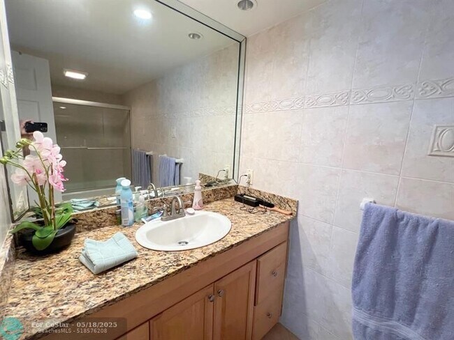 Building Photo - 3400 Galt Ocean Dr