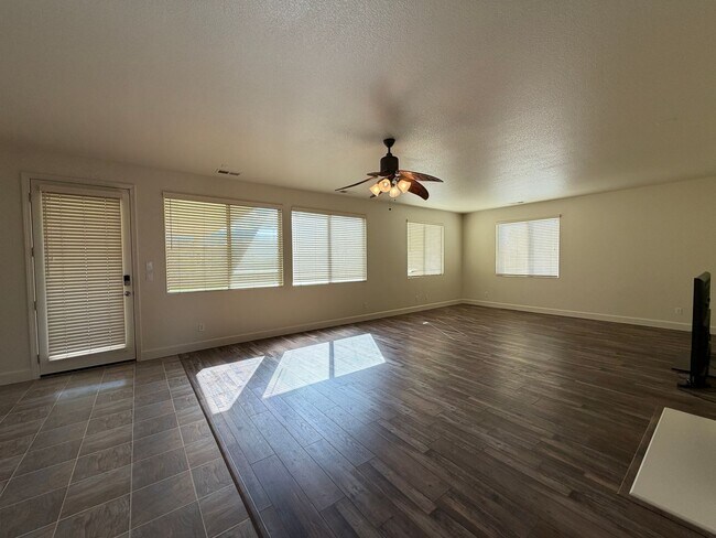 Building Photo - Spacious 4 Bedroom, 2.5 Bath in North Valleys