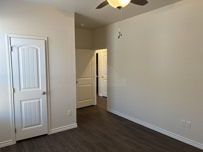 Building Photo - **2-Weeks Free Rent**5217 Rose Garden Loop...