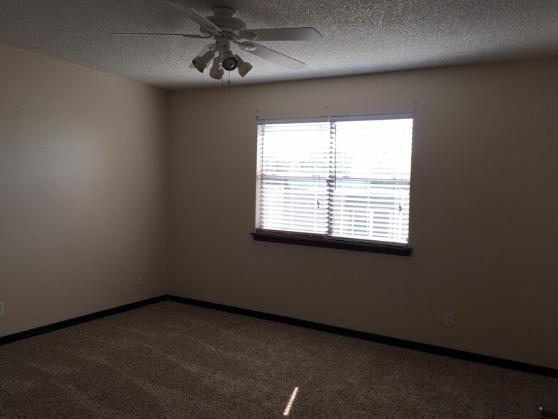 Master Bedroom - 1400 N Perkins Rd