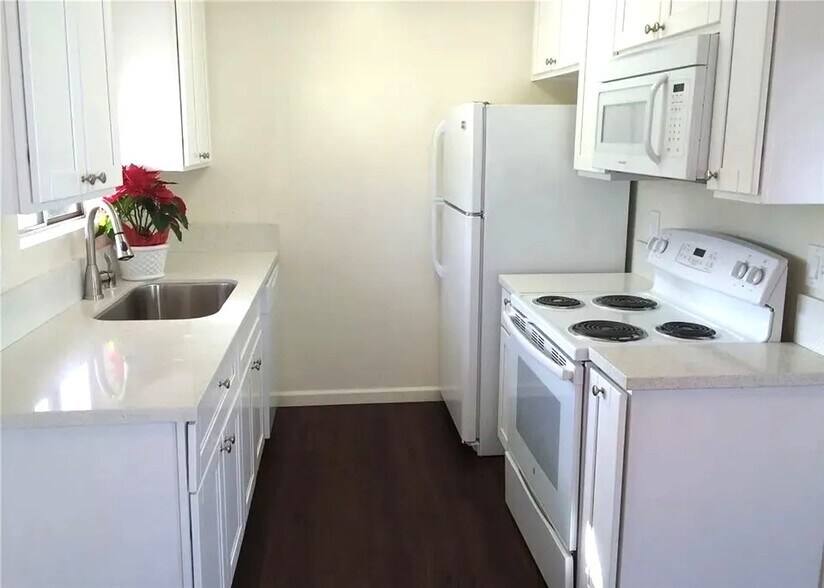 Kitchen - 14718 W Magnolia Blvd