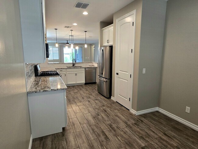 Building Photo - UPGRADED LIKE-NEW 3-BEDROOM WITH COMMUNITY POOL