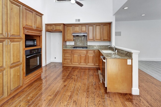 Building Photo - 24946 Ravenswood