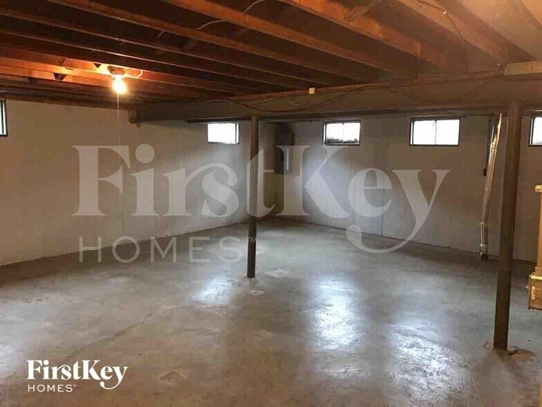 Building Photo - 1758 Hilltree Dr