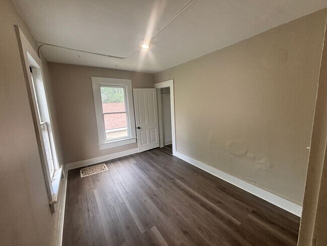 Building Photo - Lower 2 Bedroom Unit Apartment