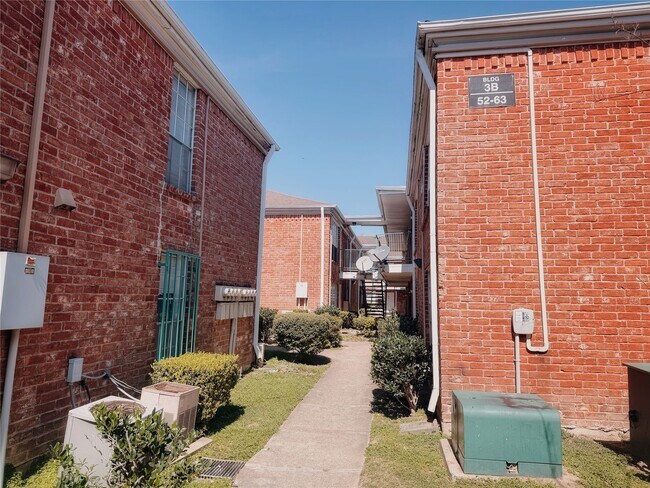 Building Photo - 9201 Clarewood Dr