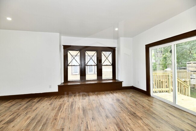 Building Photo - 3634 N Kenwood Ave