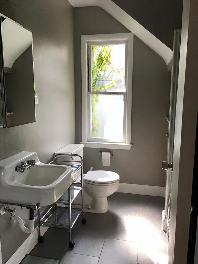 Building Photo - 828 Leroy St