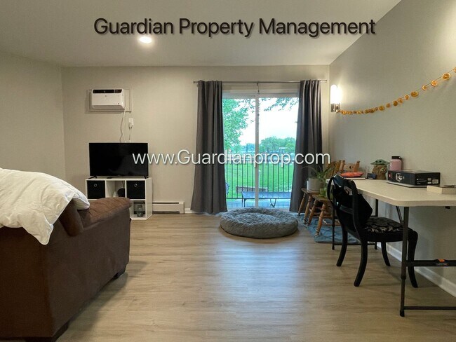 Building Photo - Champlin 2nd Floor Renovated Apartment, Di...