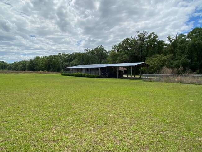 Building Photo - 3 Bedroom, 2 Bath home just outside of Liv...