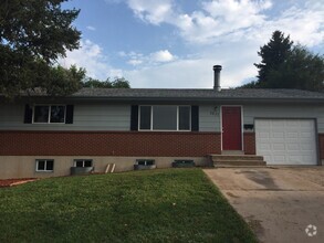 Building Photo - $2000/Month 3 Bed/2 Bath Ranch Style Home ...