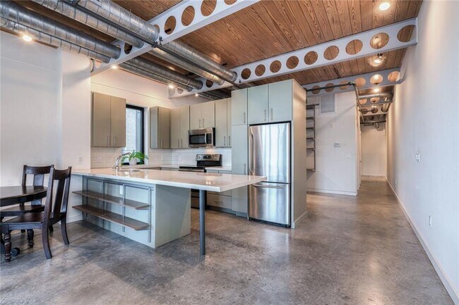 Building Photo - 1401 Eva St