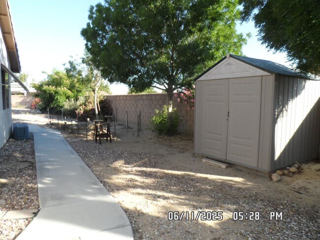Building Photo - 3 Bedrooms, Den, 2 Bathrooms, 3 Car Garage...