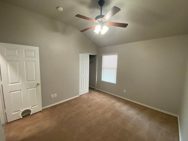 Building Photo - 3/2 Single Story ~ Conveniently located to...