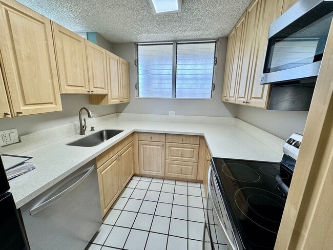 Building Photo - 2/2/1 Beautifully Upgraded unit located at...