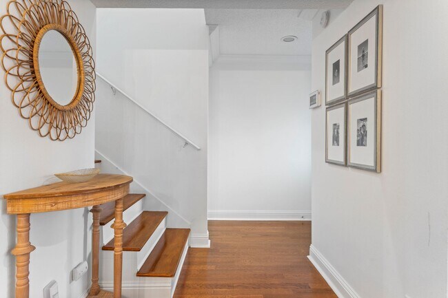 Building Photo - Oak Cove Condo