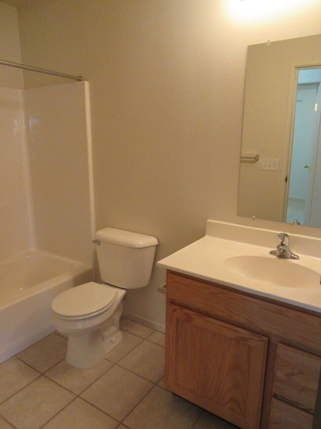 Building Photo - 2 Bedroom - 2 bath Apartment with Garage!
