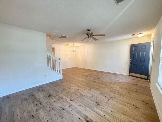 Building Photo - Available now. Great 2 BR/2.5 BA Townhome in Oak Bluff!