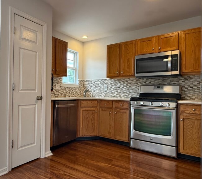 Building Photo - 107 Stoneshire Dr