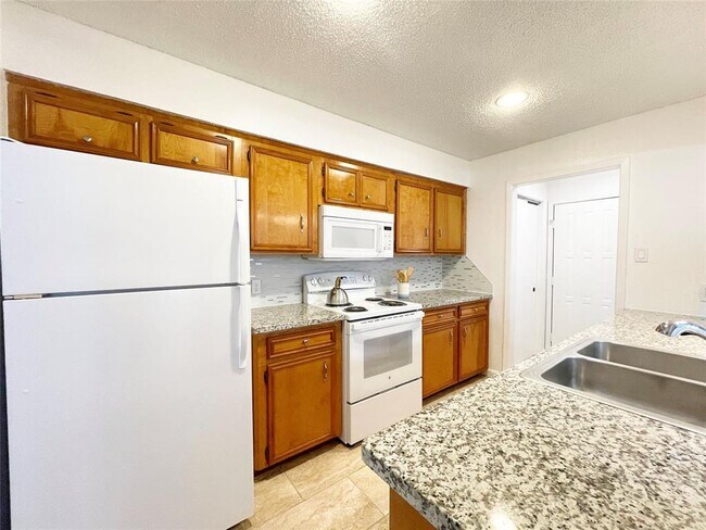 Building Photo - 13897 Hollowgreen Dr