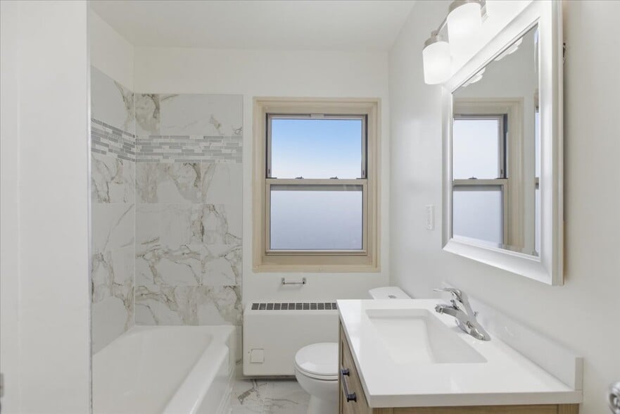 Building Photo - 5630 N Sheridan Rd