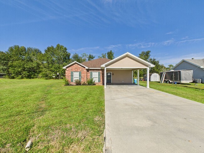 Building Photo - NEW ON MARKET! BREAUX BRIDGE LOCATION