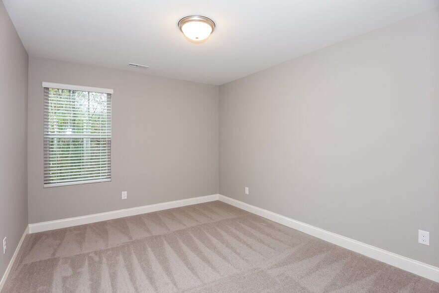 Building Photo - 421 Breezewood Dr